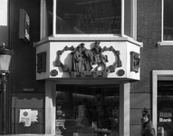 64664 Afbeelding van de driedelige plastiek De Unie van Utrecht boven de ingang van de Algemene Bank Nederland (ABN, ...